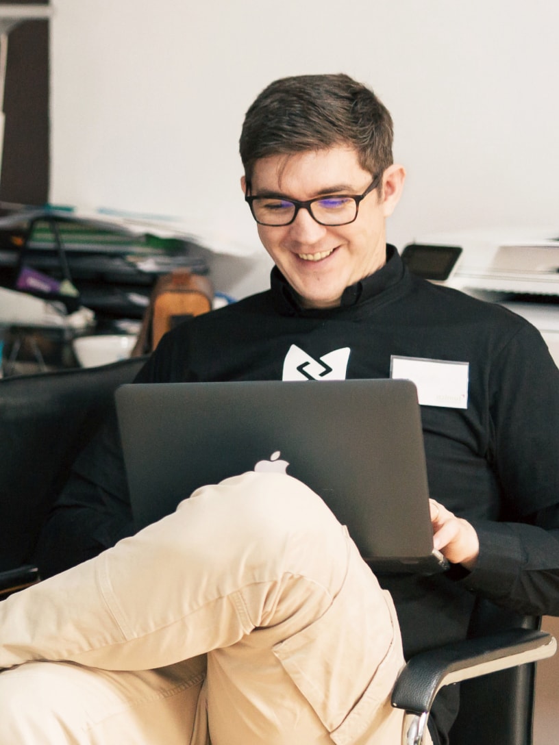 Smilende mann med laptop